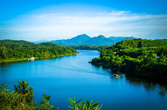 Perfume-river-in-Hue-Vietnam-5